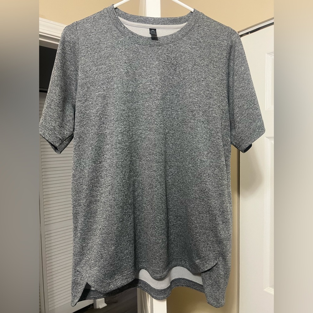 Men’s Adidas shirt. Size medium. Very good condition.